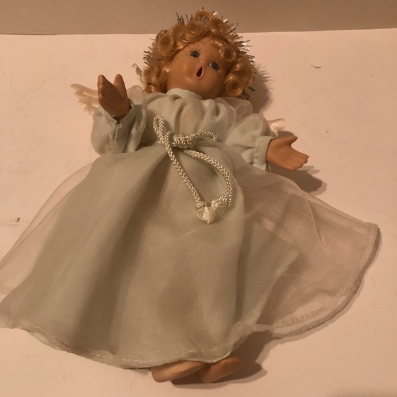 Precious little choir girl/ angel in green dress that can be hung on top of tree - Picture 1 of 7